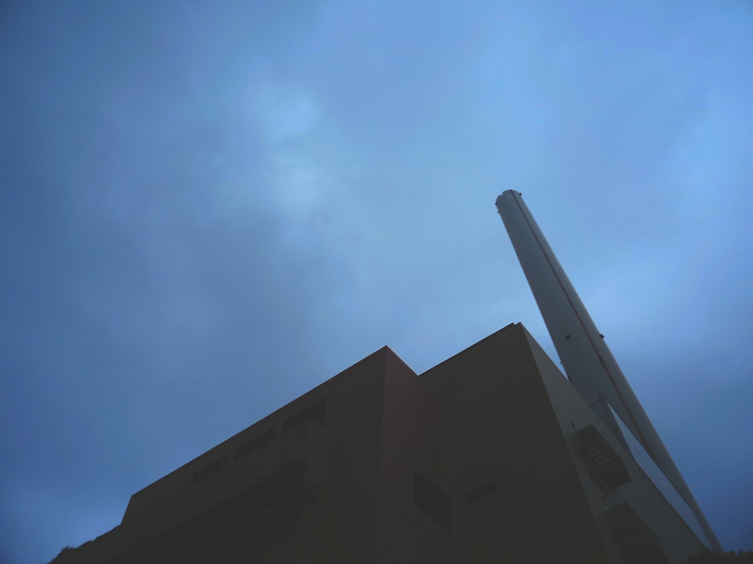 氟碳铝单板与镂空铝单板性能对比：工程选型要点解析